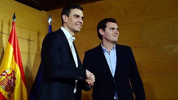 Pedro Sánchez y Albert Rivera, al comienzo de su encuentro. 