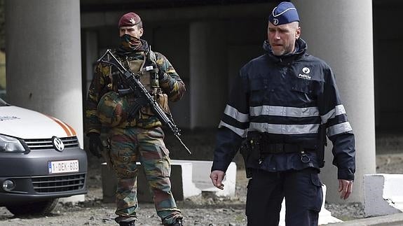 Miembros de las fuerzas de seguridad controlan el acceso al aeropuerto de Zaventem.