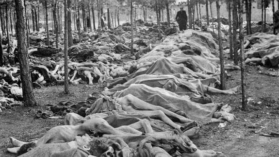 Cadáveres de reclusos del campo de concentración de Bergen-Belsen. 