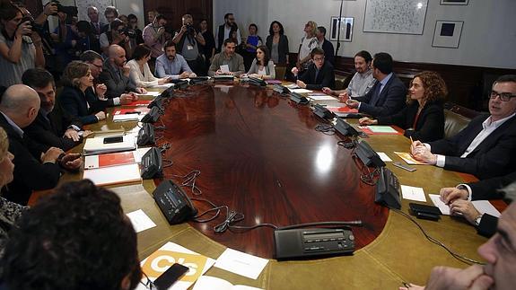 Reunión de los equipos negociadores del PSOE, Podemos  y Ciudadanos.