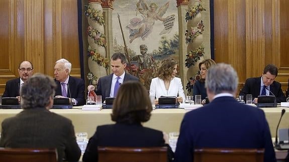 Los Reyes presiden la reunión de la Comisión Nacional para la Conmemoración del IV Centenario de la muerte de Cervantes, el pasado día 14.