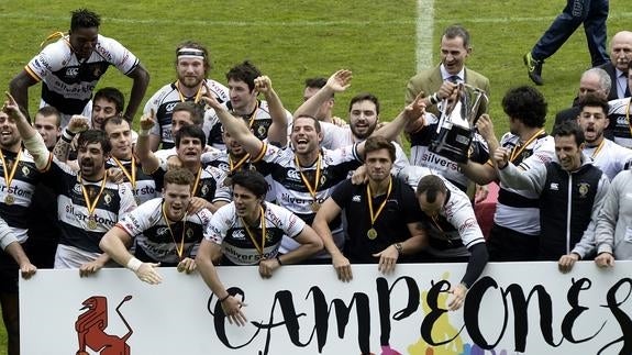 El rey Felipe VI entrega el trofeo de campeón de Copa a El Salvador. 