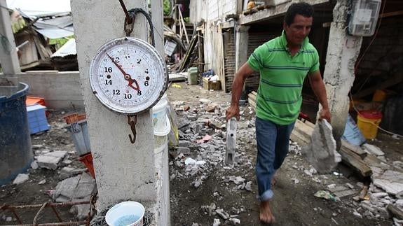 Un ecuatoriano, caminando entre los escombros.