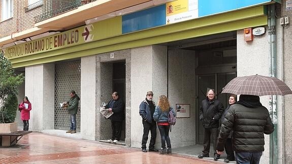 Varias personas, junto a una oficina de empleo en Logroño.