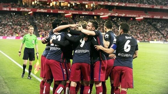 Los jugadores del Atléico celebran el gol de Torres al Athletic. 