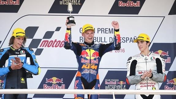 Brad Binder (c) celebra su victoria en Jerez. 