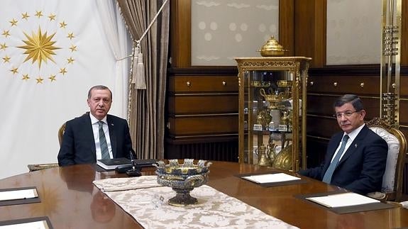 Recep Tayyip Erdogan y Ahmet Davutoglu, durante una reunión en Ankara. 