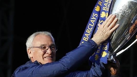 Claudio Ranieri levanta el trofeo conquistado con el Leicester. 