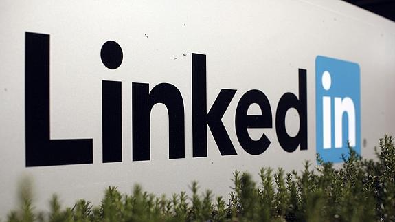 Logo de LinkedIn en la sede de la compañía, en California.
