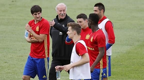 Del Bosque y sus jugadores, en pleno entrenamiento. 