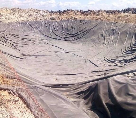 Balsa impermeabilizada construida junto al cementerio de neumáticos.