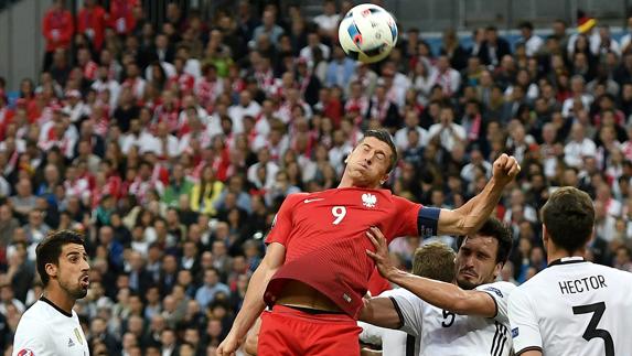 Lewandoswki disputa un balón de cabeza contra Alemania. 