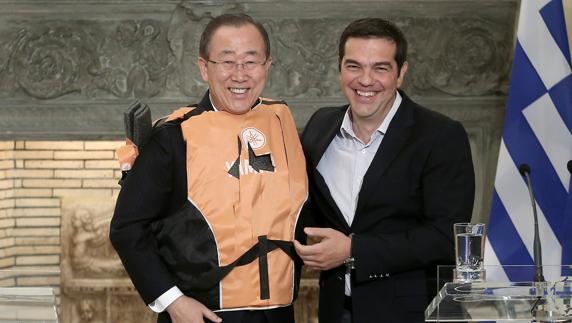 El secretario general de la ONU, Ban Ki-moon con el primer miistro griego, Alexis Tsipras.