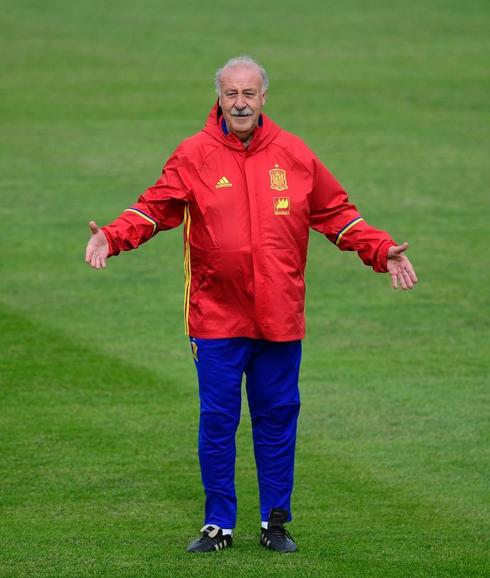 Del Bosque sonríe en un entrenamiento. 