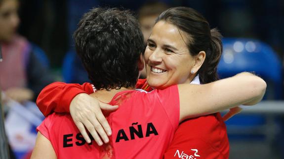 Conchita Martínez abraza a Carla Suárez. 