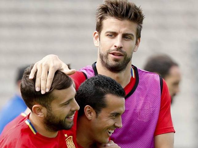 Piqué bromea con Alba y Pedro en un entrenamiento. 