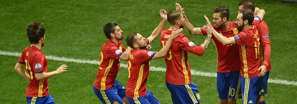 Los jugadores de la selección española celebran el dol. 