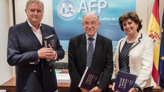 De izquierda a derecha: Luis Madero, presidente de la Fundación de la Asociación Española de Pediatría; el profesor Serafín Málaga, presidente de la Asociación Española de Pediatría  y  la doctora Ana Fernández-Teijeiro Álvarez, presidente de la Sociedad Española de Hematología y Oncología Pediátrica.