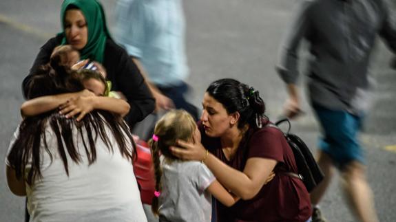Familiares se abrazan en los aledaños del aeropuerto de Estambul.