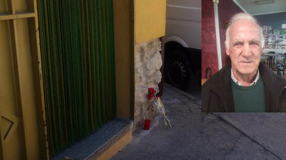 Dos flores y una vela recuerdan el lugar en el que murió arrollado Carlos M. A. en Traspinedo. 