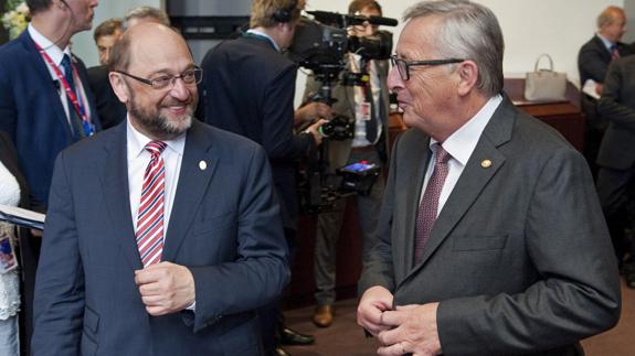 Los presidentes del Parlamento Europeo, Martin Schulz (i) y de la Comisión Europea, Jean Claude-Juncker. 