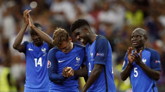 Griezmann y Umtiti celebran la clasificación.