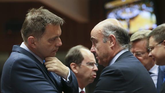 El ministro de Economía en funciones, Luis de Guindos, conversa con su homólogo eslovaco.