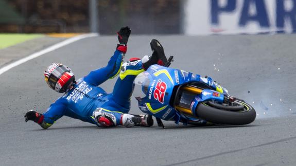 Maverick Viñales, en el momento de su caída. 