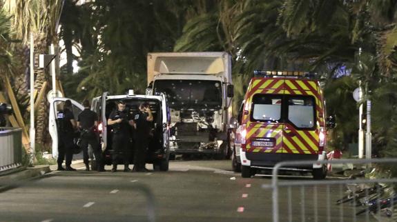 Policías permanecen junto al camión que arremetió contra una multitud.