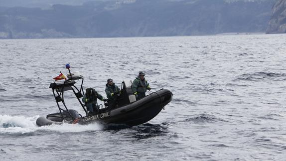 Una patrullera de la Guardia Civil realizando labores de rescate.