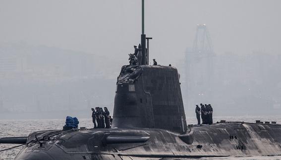 El submarino británico 'HMS Ambush' en aguas de Gibraltar.