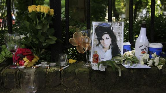 Flores en el domicilio de la artista británica Amy Winehouse fallecida en 2011.