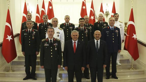 El primer ministro turco, Binali Yildirim (c), junto a los miembros del Consejo Supremo Militar. 