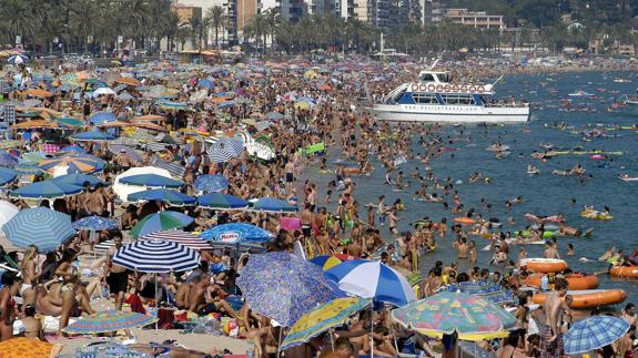 Una playa abarrotada de turistas. 