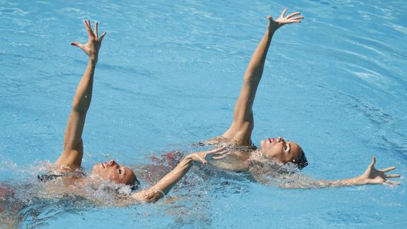 Las españolas Gemma Mengual y Ona Carbonell durante las preliminares de Natación Sincronizada.