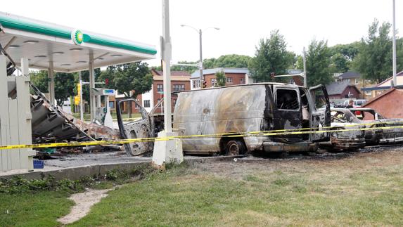 Estado en el que ha quedado una gasolinera tras los disturbios de anoche 