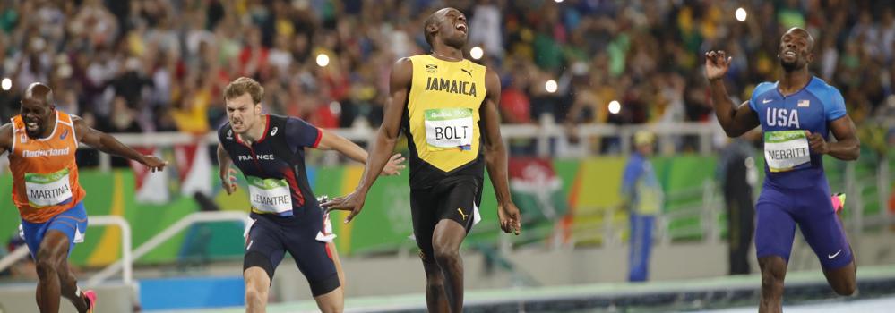 Bolt entra primero en meta. 