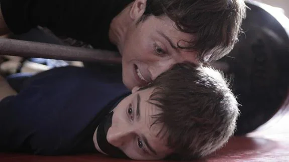 Los actores Joan Carles Suau y Albert Carbó en una escena de la película 'Bullying'. 