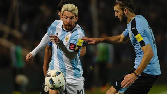 Lionel Messi durante el partido Argentina-Uruguay.