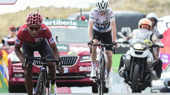 Nairo Quintana (izq), durante su llegada a meta. 