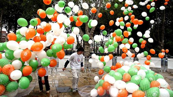 Suelta de globos con motivo del Día Mundial del Linfoma en 2004. 