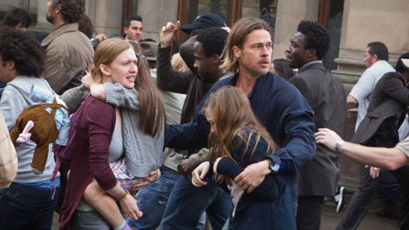 Brad Pitt, Mireille Enos y Sterling Jerins en 'Guerra Mundial Z'.