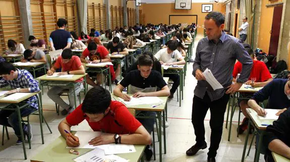 Un profesor supervisa a sus alumnos durante un examen de Selectividad. 