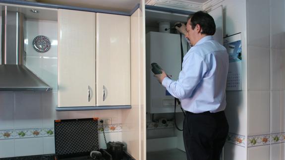 Un hombre revisa la instalación de gas.