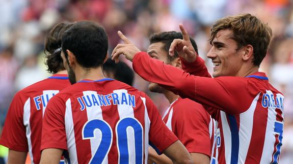 Antoine Griezmann (der) celebra su gol, durante el partido. 