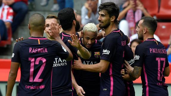 Algunos jugadores del Barcelona celebran un gol. 