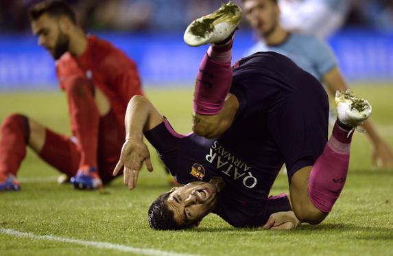 Luis Suárez cae. 