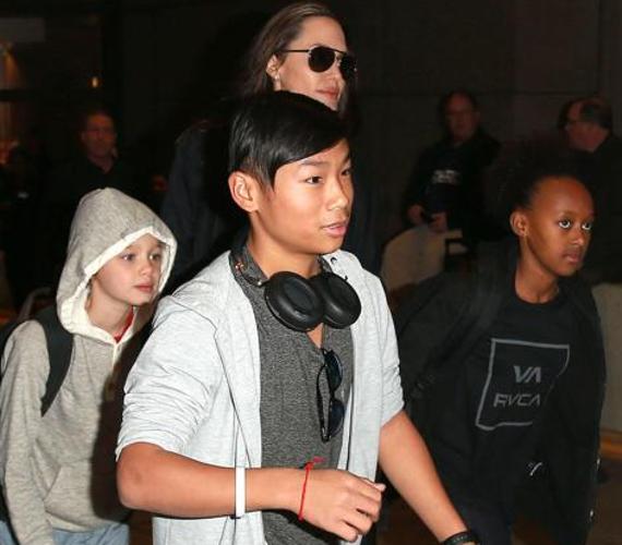 Madoxx, junto a dos de sus hermanas y su madre.