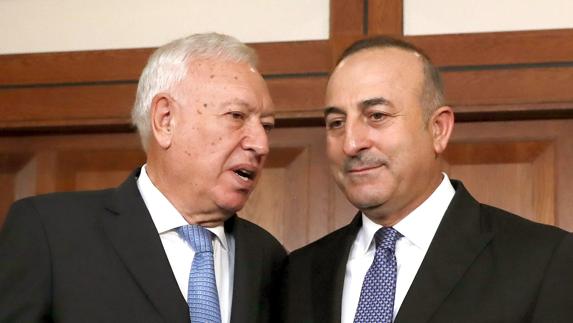 Los ministros de Asuntos Exteriores de España y Turquía, José Manuel García-Margallo y Mevlüt Cavusoglu.