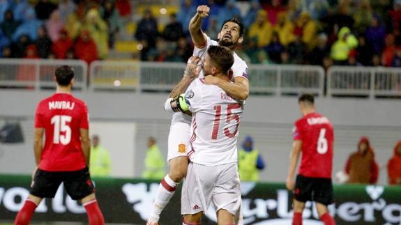 Nolito celebra su gol con Sergio Ramos. 